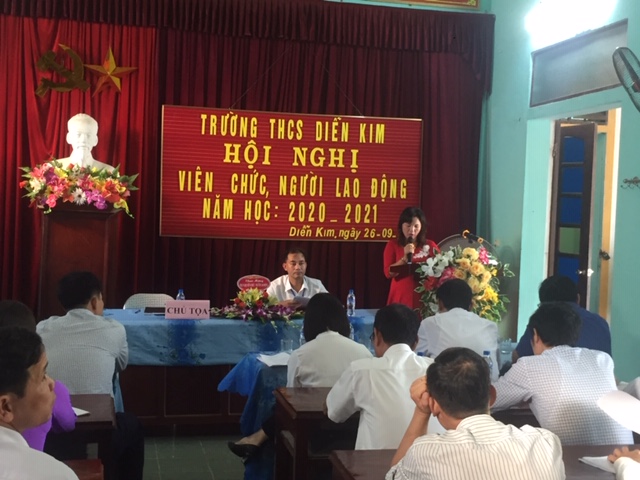 Đồng chí Bùi Thị Chiên Hiệu trưởng nhà trường đọc báo cáo 